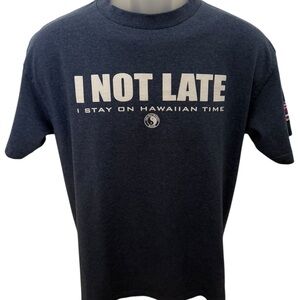 T&C Surf Designs Hawaii “I Not Late, I Stay On Hawaiian Time” Men Tee M Medium